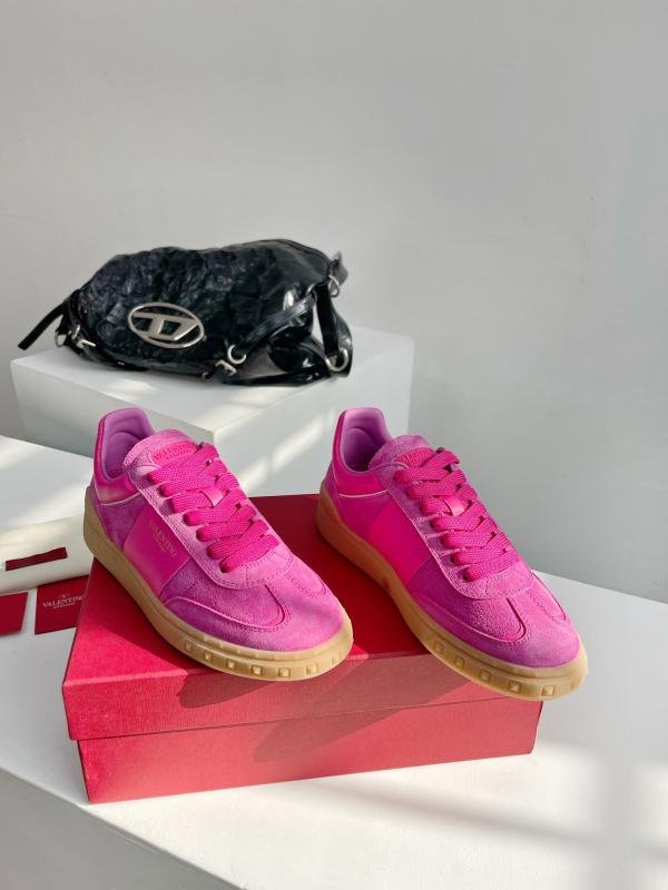 1741328273 589 Valentino Valentino 2023 SERIES UPVILLE DU couple Rivet Color Block