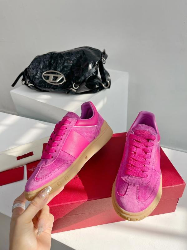 1741328274 860 Valentino Valentino 2023 SERIES UPVILLE DU couple Rivet Color Block