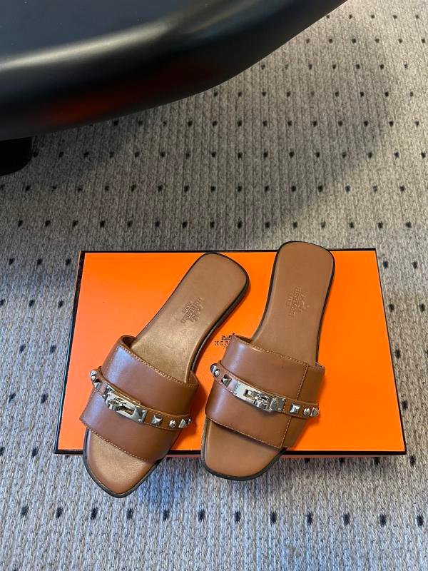 1741481917 711 Hermes 2025 New color corresponding to flat Kelly button slippers