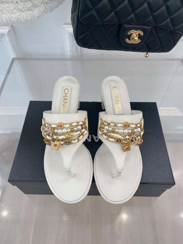 1742121119 825 Chanel 2022 during Pearl Thonnes Flips