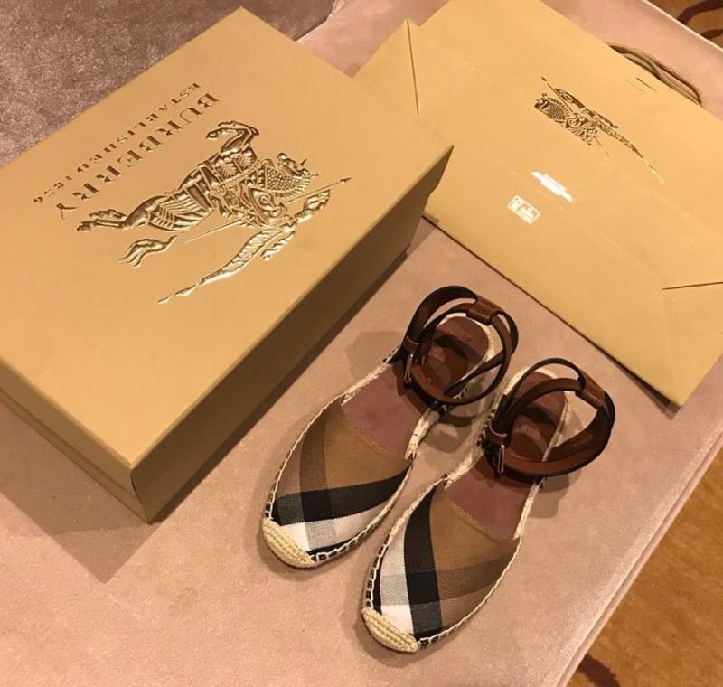 New classic hot fishermen's shoes from Burberry