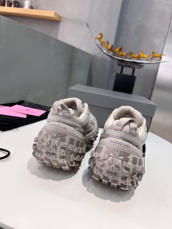 1742628203 603 Tire shoes from the ancient series Balenclaga Defender