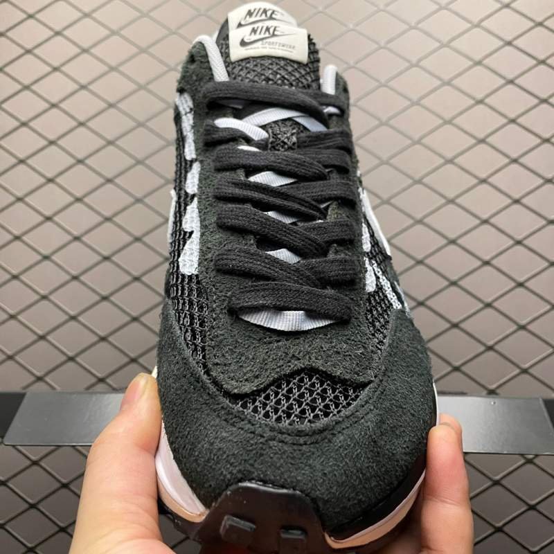 1742778733 15 Nike sacai x nk vapapaffle 30 black and white bneakers