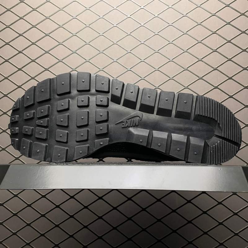 1742778734 667 Nike sacai x nk vapapaffle 30 black and white bneakers