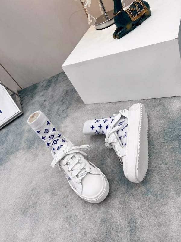 1742854321 226 LV Louis Vuitton Time Out Sports Shoes