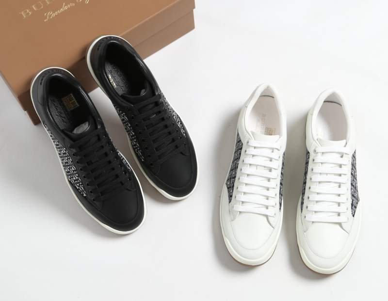 Simple and refreshing pedicure shoes of Burberry men