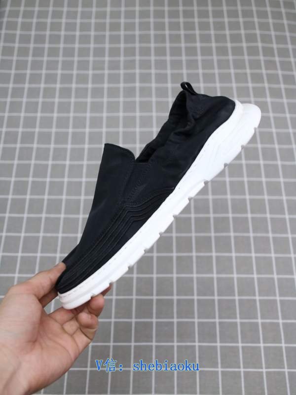 1743040054 584 Gucci Gucci Ultra light foam sole texture relaxed shoes