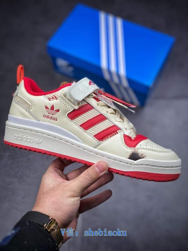 1743051198 952 Joint boots from the small owner of Adidas