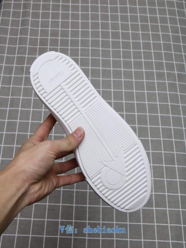 1743110280 600 Gucci Gucci rolled lines relaxed white shoes