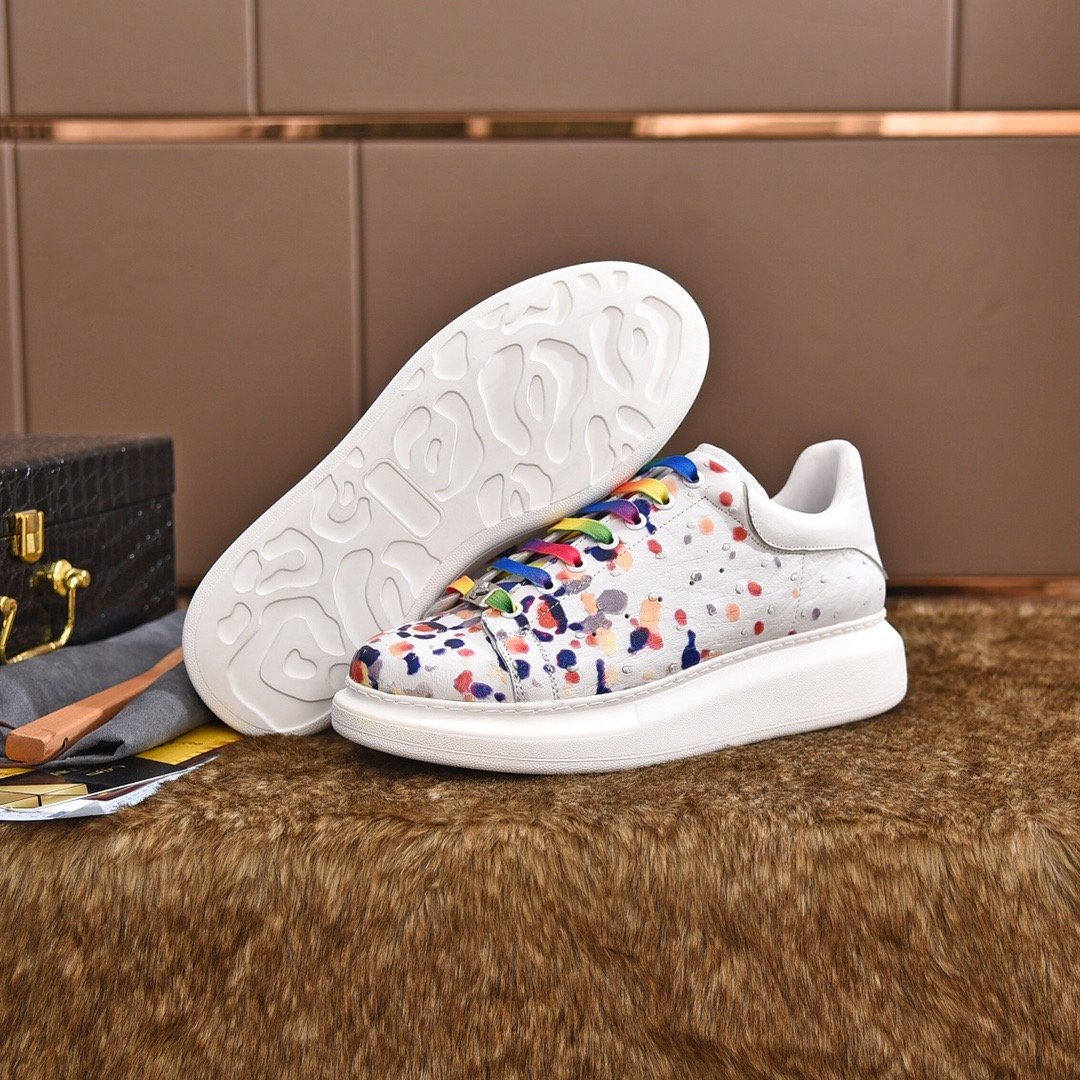 1743295099 893 Gucci Gucci Little Bee Paints Shoes for Hands Made
