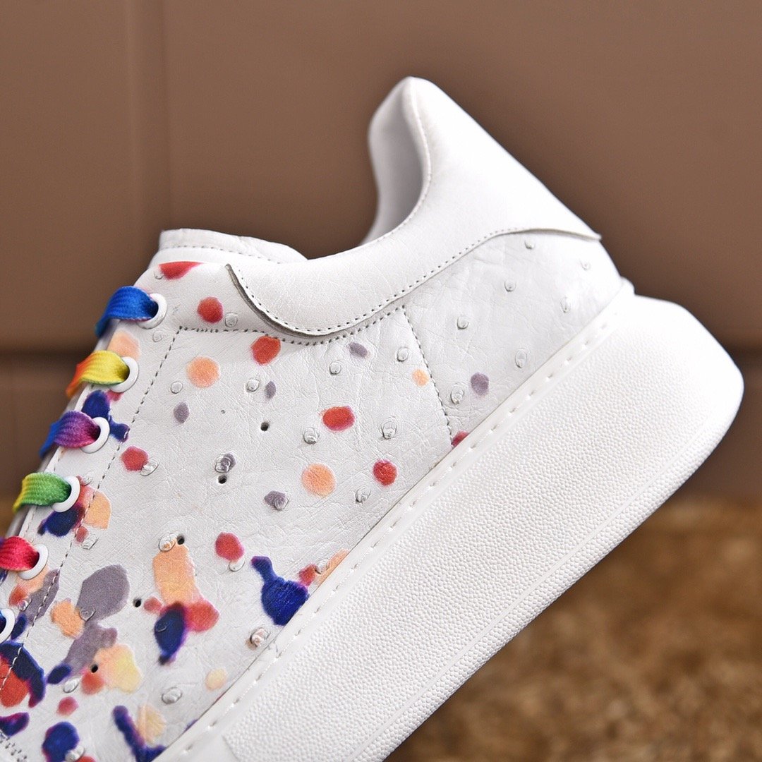 1743295102 578 Gucci Gucci Little Bee Paints Shoes for Hands Made