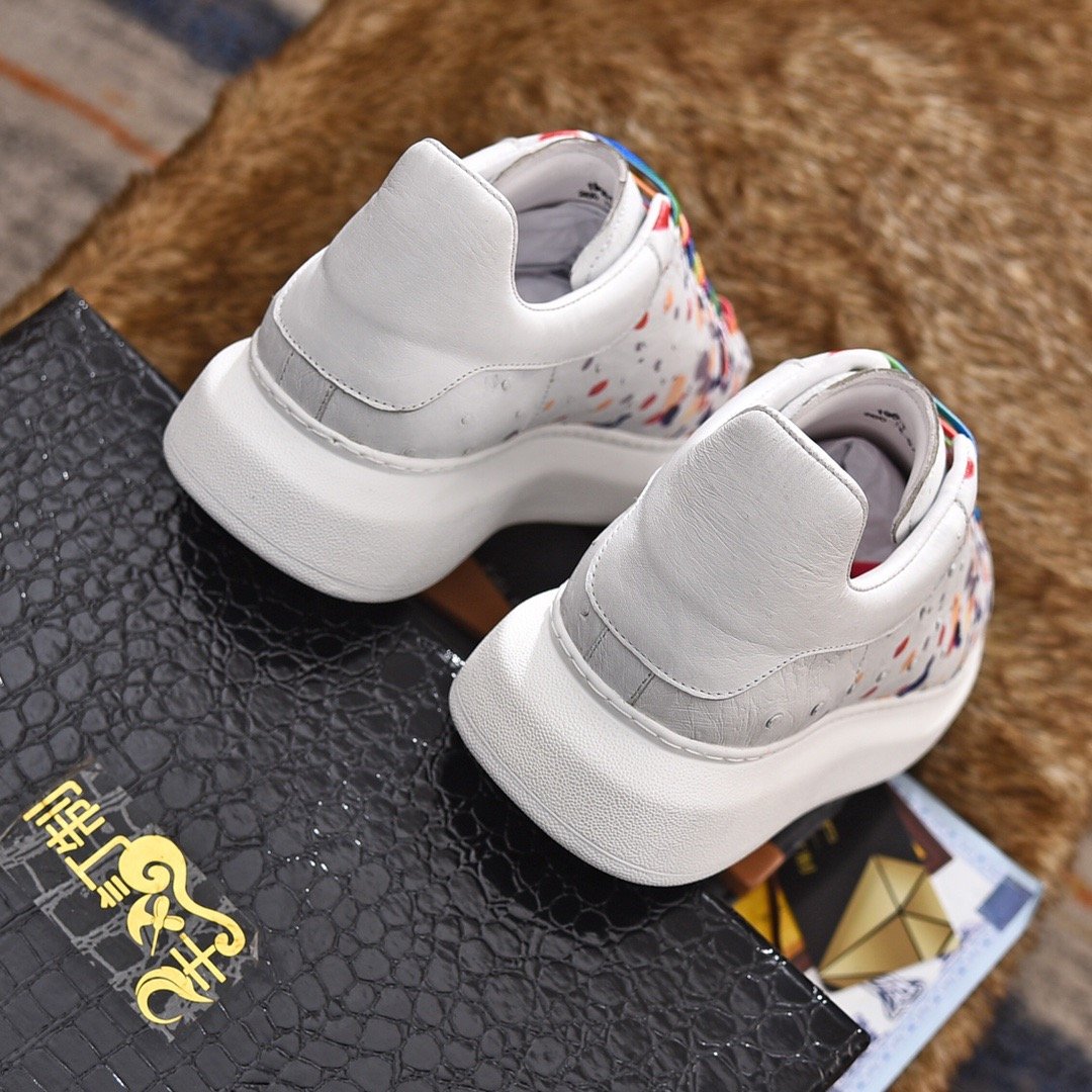 1743295108 32 Gucci Gucci Little Bee Paints Shoes for Hands Made