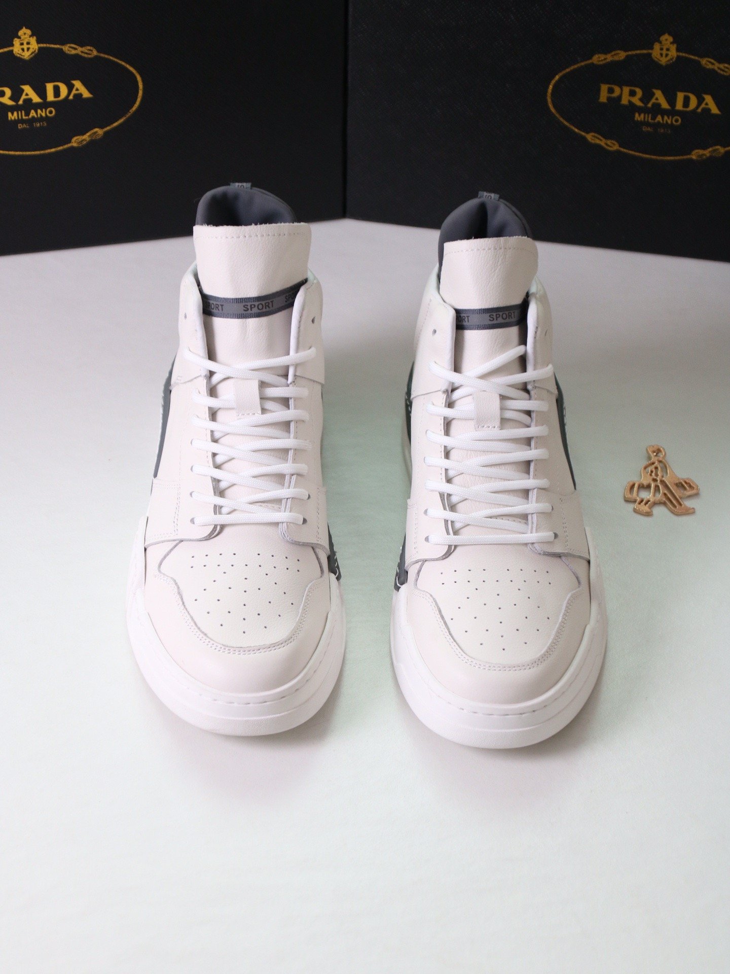 1743324669 396 Prada simple consumption and fashionable