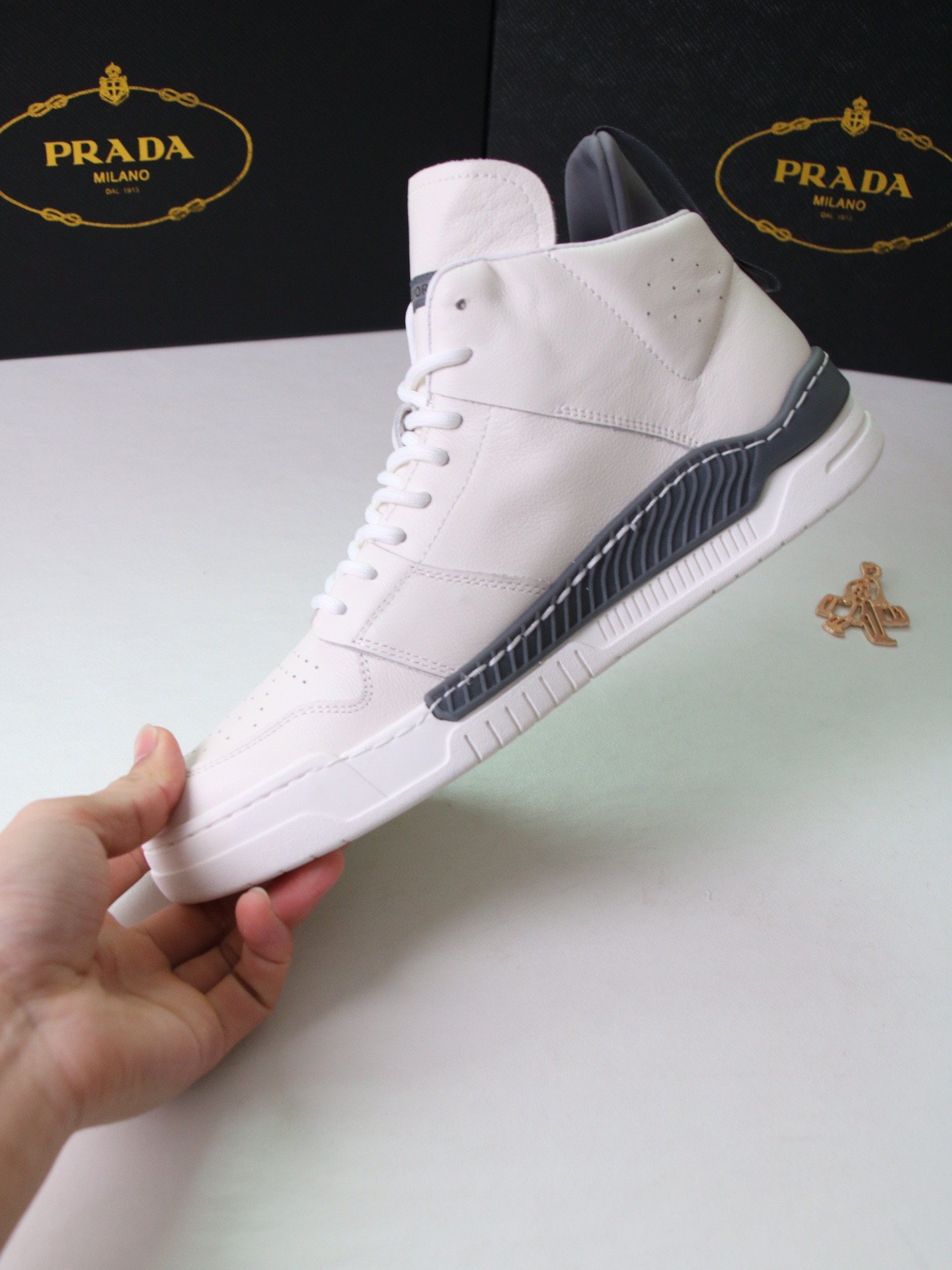 1743324672 823 Prada simple consumption and fashionable