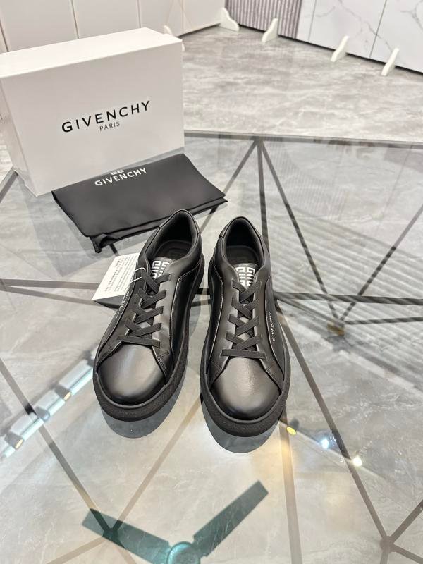 1743373303 675 Givenchy Men de Givenchy relaxed shoes