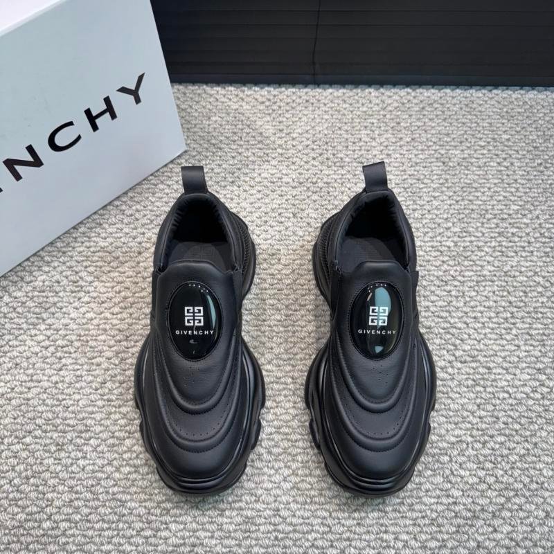 1743399275 996 Relaxed sneakers of Givenchy Men with thick sole from Givenchy