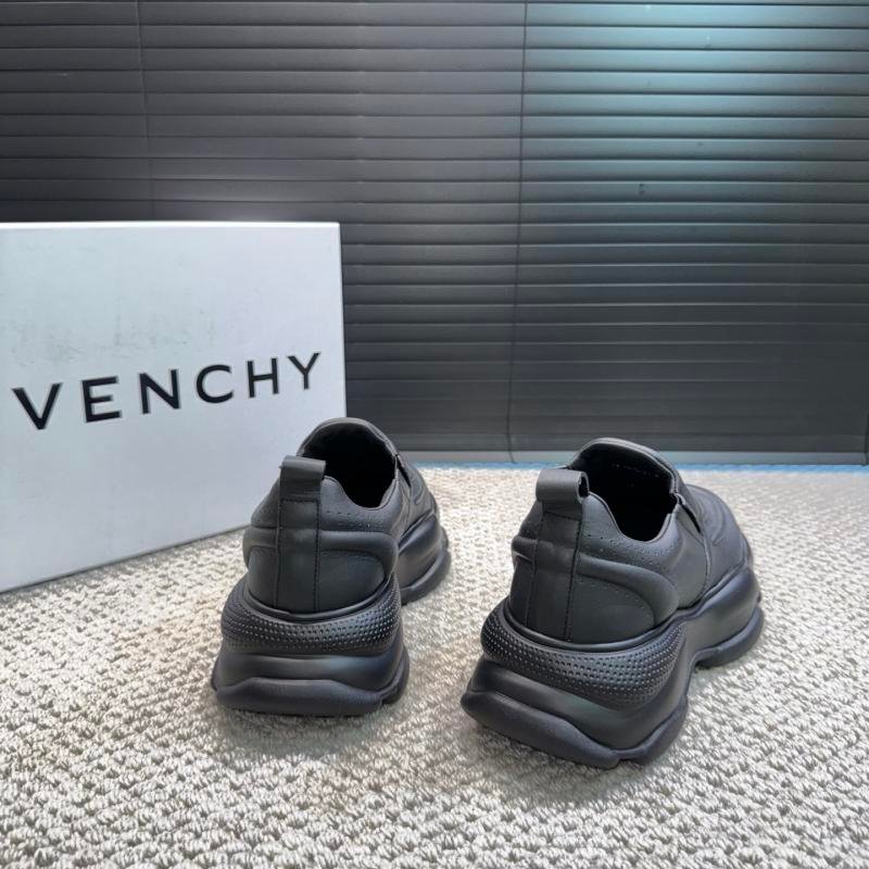 1743399276 547 Relaxed sneakers of Givenchy Men with thick sole from Givenchy