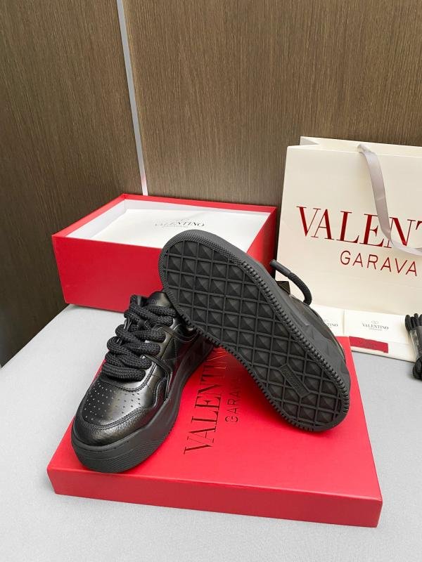 1743436246 11 Valentino 2023 new relaxed shoes same style for couples