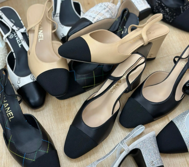 Purchase grade [CHANEL] spliced ​​thick heeled sandals