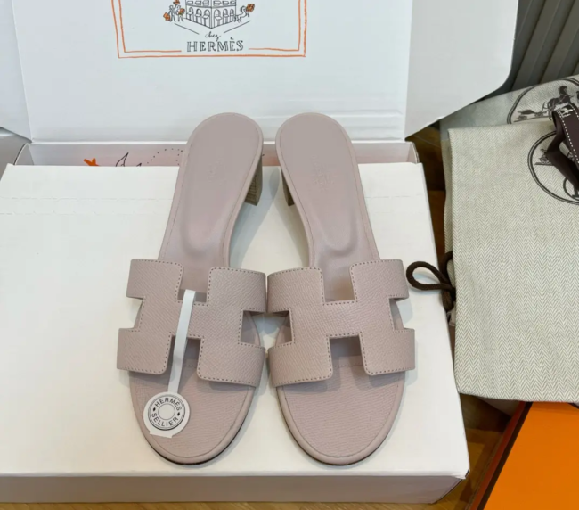 Purchase level Oasis Epsom calfskin high heel sandals, classic "H" upper.