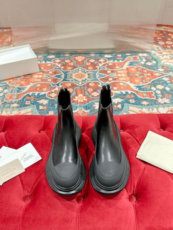 1743497065 51 Alexander McQueen Couple relaxed leather leather leather boots