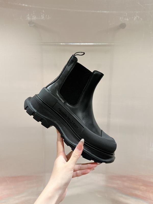 1743497066 693 Alexander McQueen Couple relaxed leather leather leather boots