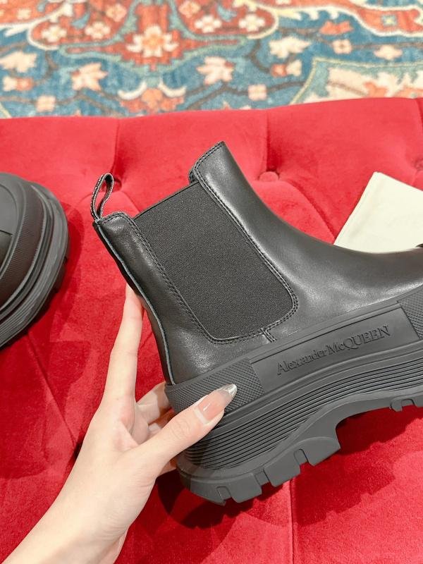 1743497068 416 Alexander McQueen Couple relaxed leather leather leather boots