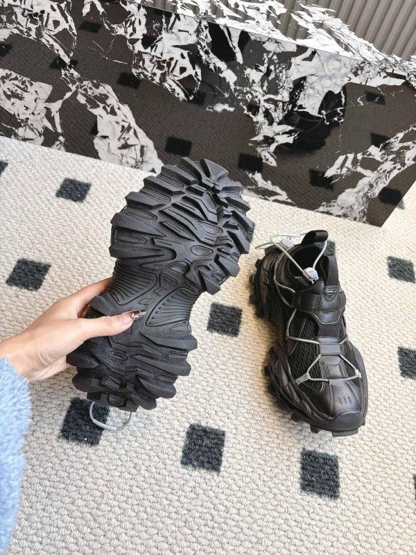 1743600248 303 BALENCIAGA 15th generation of hiking hikes couples of outdoor hiking