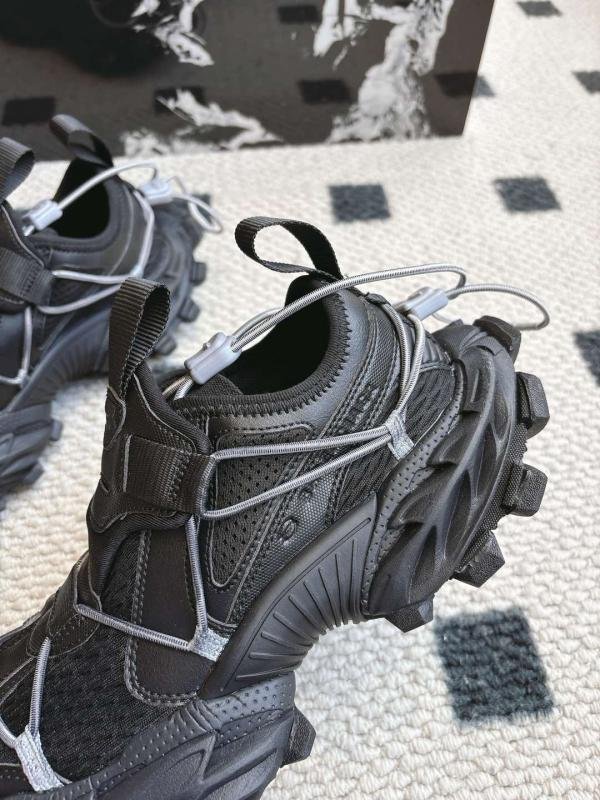 1743600249 290 BALENCIAGA 15th generation of hiking hikes couples of outdoor hiking