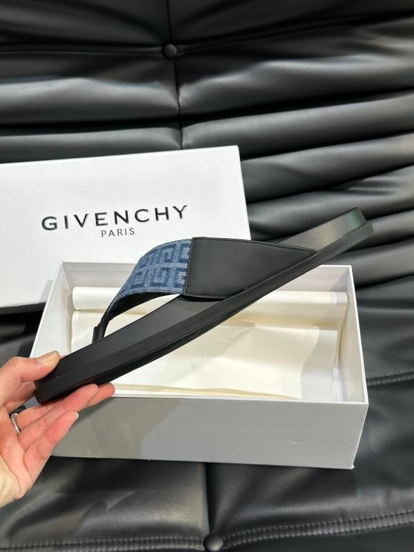 1743768897 546 Givenchy Classic Mens Tlip Flops