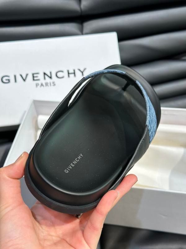 1743768898 898 Givenchy Classic Mens Tlip Flops