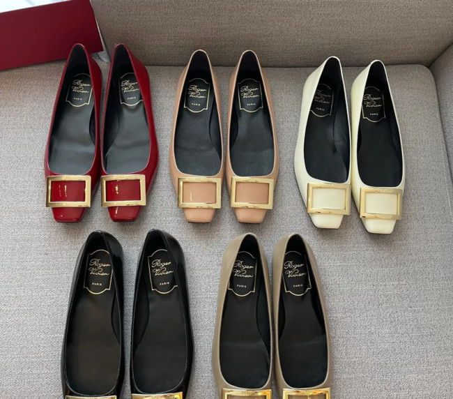 Roger vivier flat bottom patent leather gold buckle single shoes