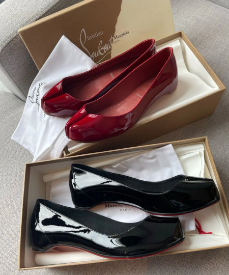 【𝐂𝐡𝐫𝐢𝐬𝐭𝐢𝐚𝐧 𝐋𝐨𝐮𝐛𝐨𝐨𝐮𝐭𝐢on and 𝐌𝐚ison 𝐌𝐚𝐫𝐠𝐢𝐞𝐥a】Co-branded flat-top patent leather split-toe ballet shoes (1)