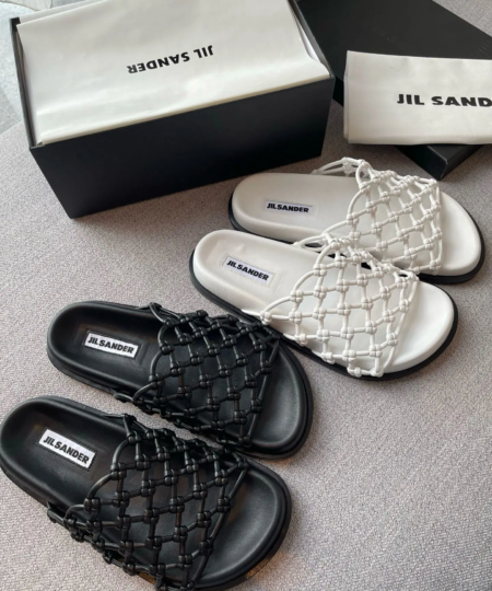 Jil Sander catwalk 2025 spring and summer new woven flat-soled hollow mesh slippers (1)