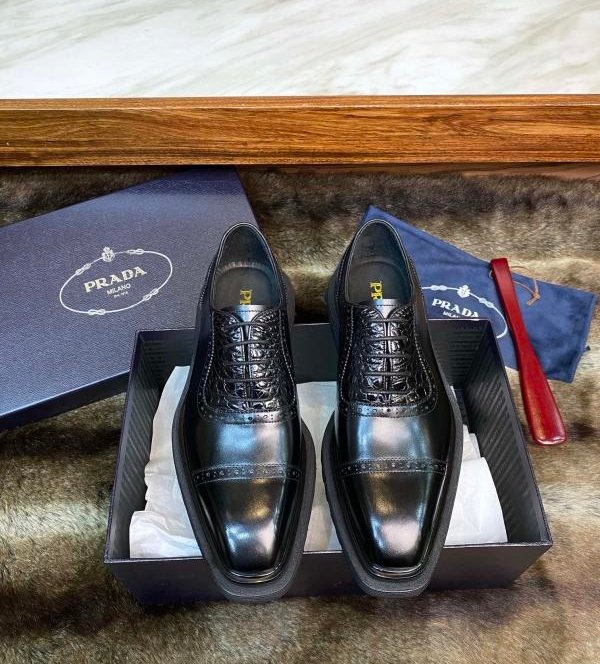 The last Prada crocodile belly associated with derby shoes with thick sole for high -end men