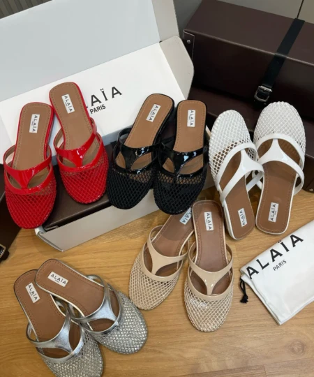 Alaia 𝟐𝟎𝟐𝟓 hollow fishnet flat flip-flops muleshalf-up sandals (1)