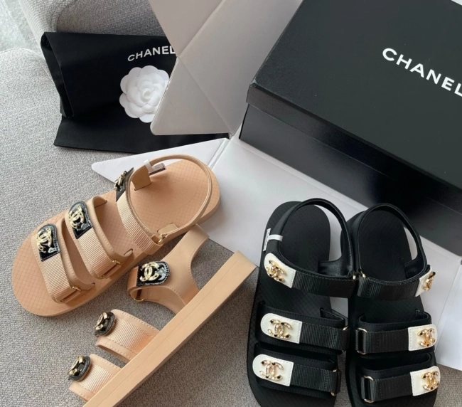 Chanel's new double C rhinestone Velcro thick-soled sandals (1)