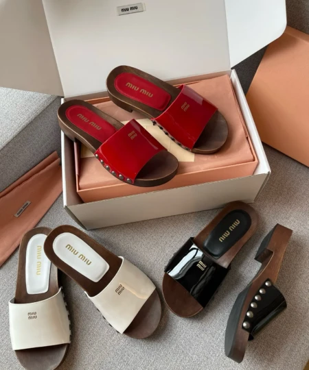 Purchasing-level [𝐌𝐢𝐮𝐌𝐢𝐮] catwalk soft patent leather thick-soled clogs slippers (29)