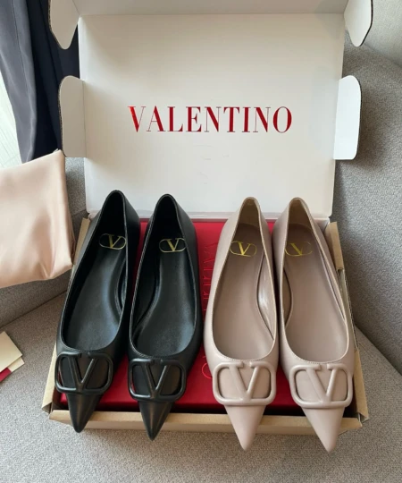Valentino's new V-buckle flat sole shoes (1)