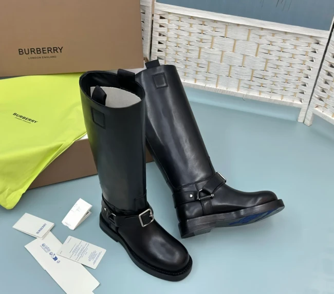 BURBERRY's new knight boots (4)