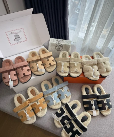 Hermes lambswool slippers. (3)