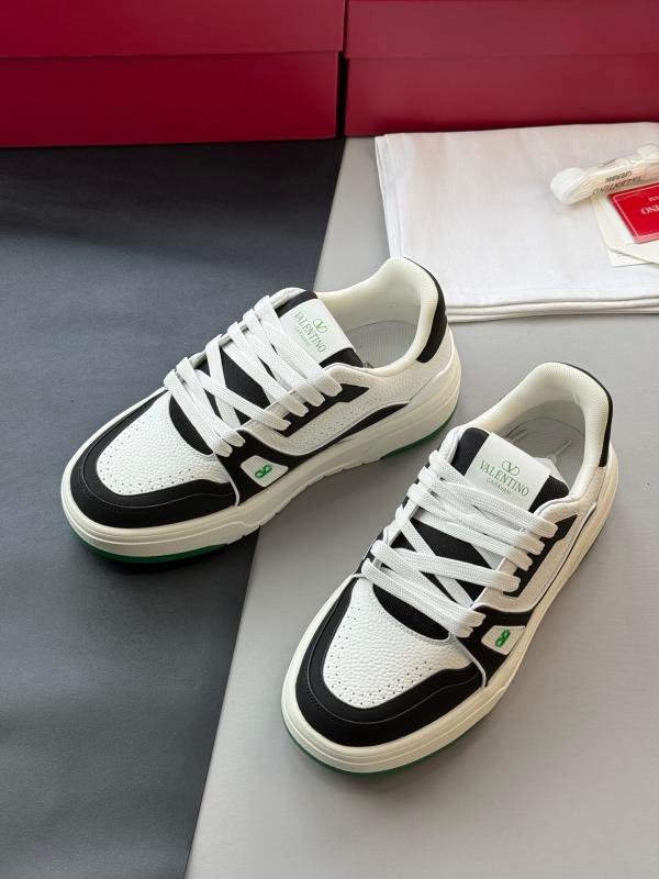 Valentino Valentino 2025 latest OneStud couple sneakers