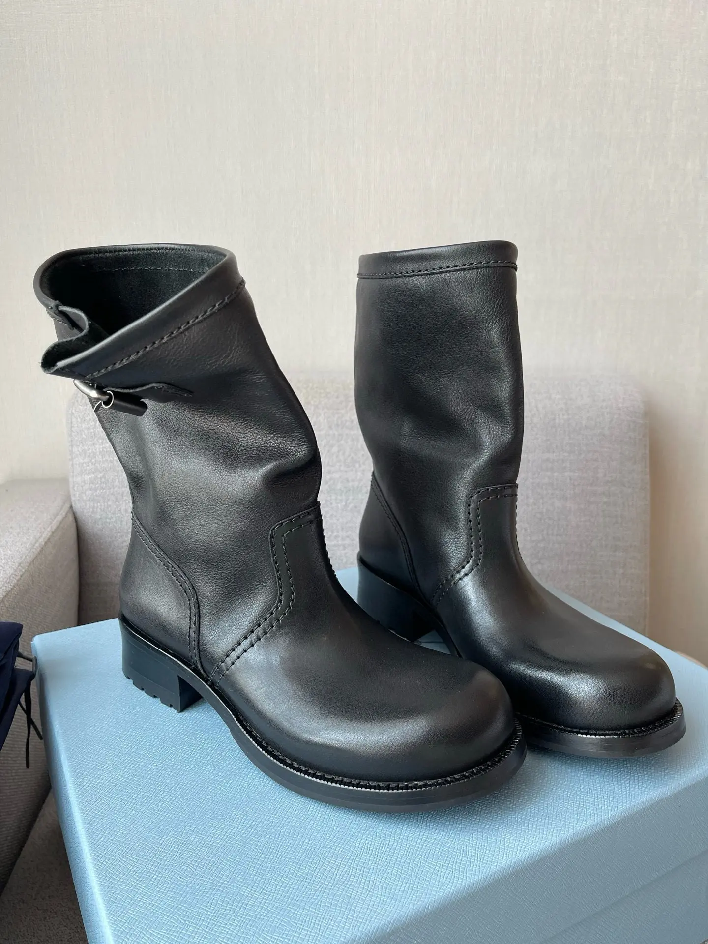 Limited-edition retro modern Prada cowhide ankle boots with heels 13 Limited-edition retro modern Prada cowhide ankle boots with heels (13)