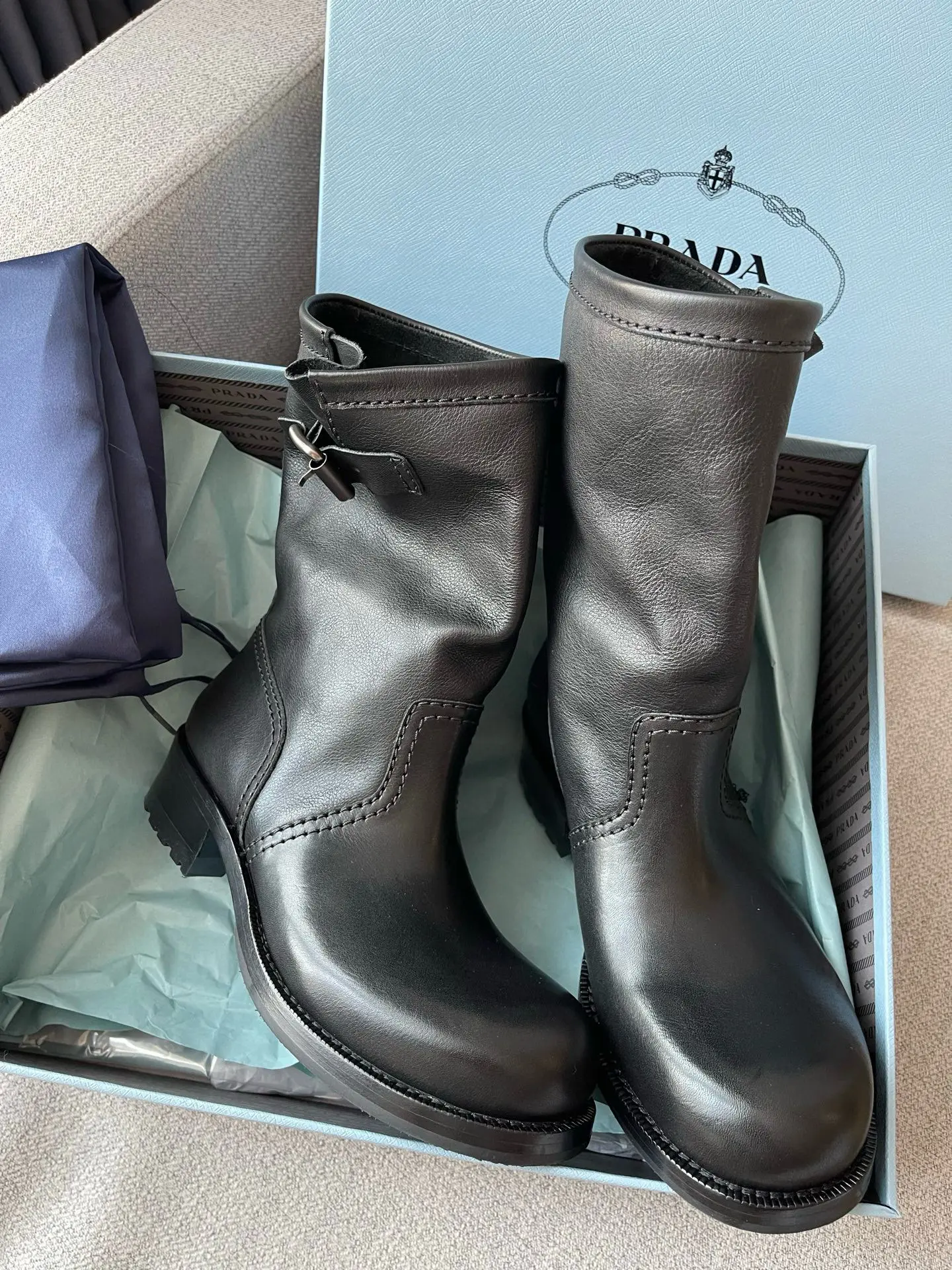 Limited-edition retro modern Prada cowhide ankle boots with heels 15 Limited-edition retro modern Prada cowhide ankle boots with heels (15)