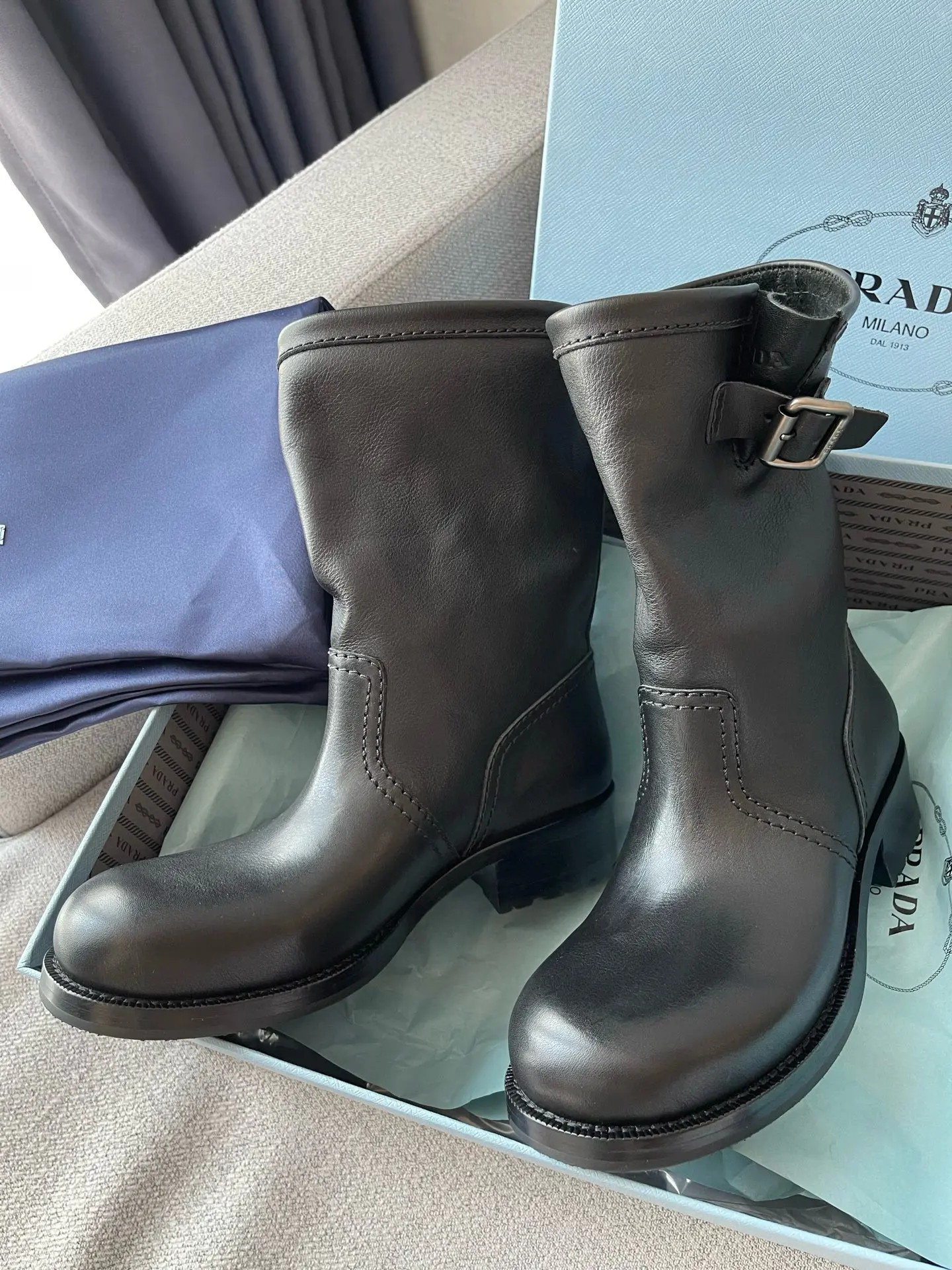 Limited-edition retro modern Prada cowhide ankle boots with heels 16 Limited-edition retro modern Prada cowhide ankle boots with heels (16)