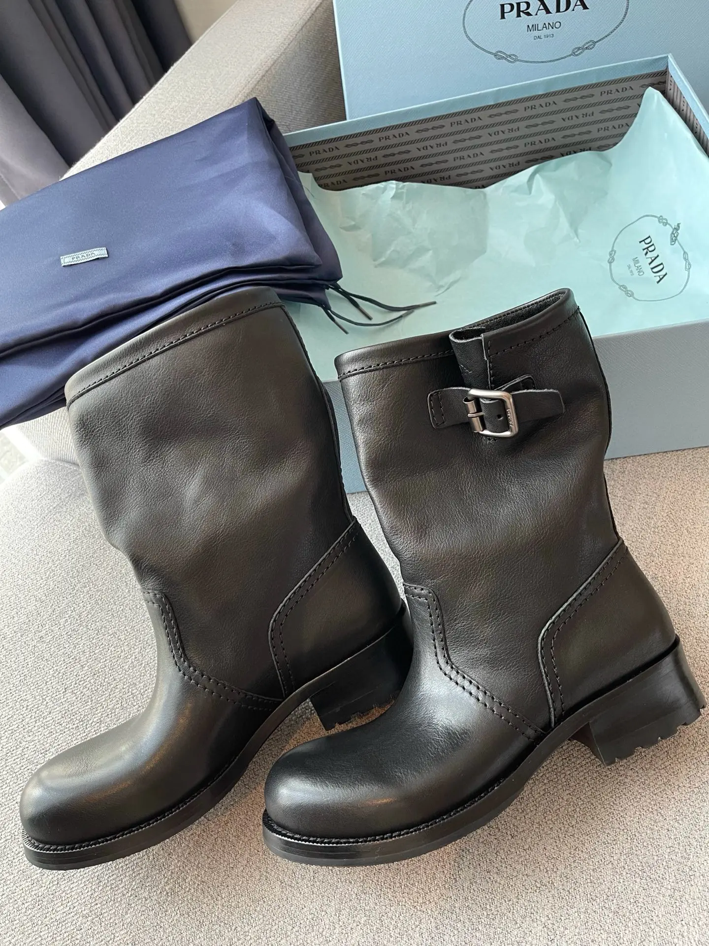Limited-edition retro modern Prada cowhide ankle boots with heels 17 Limited-edition retro modern Prada cowhide ankle boots with heels (17)