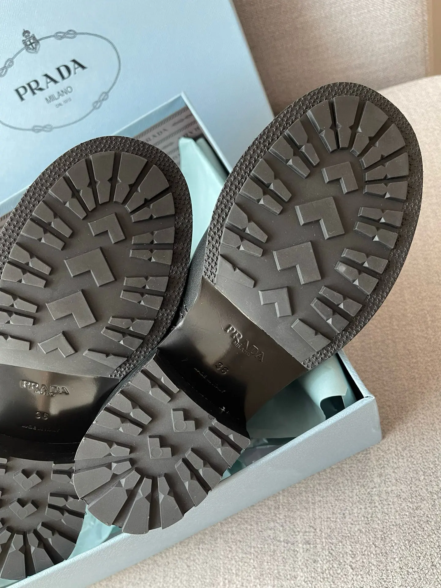 Limited-edition retro modern Prada cowhide ankle boots with heels 20 Limited-edition retro modern Prada cowhide ankle boots with heels (20)