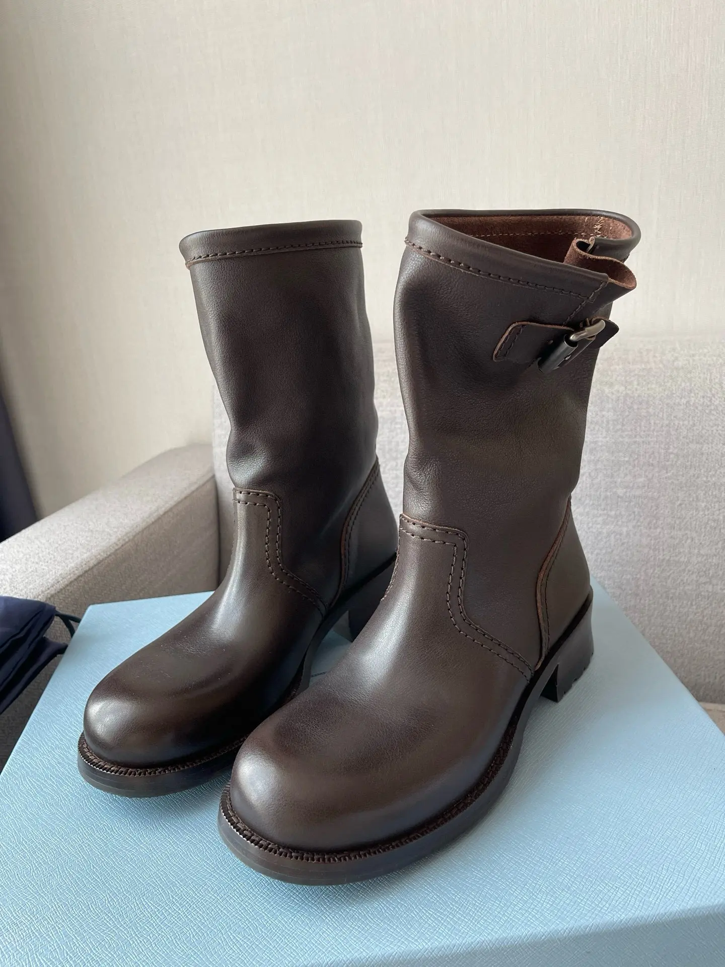 Limited-edition retro modern Prada cowhide ankle boots with heels 5 Limited-edition retro modern Prada cowhide ankle boots with heels (5)