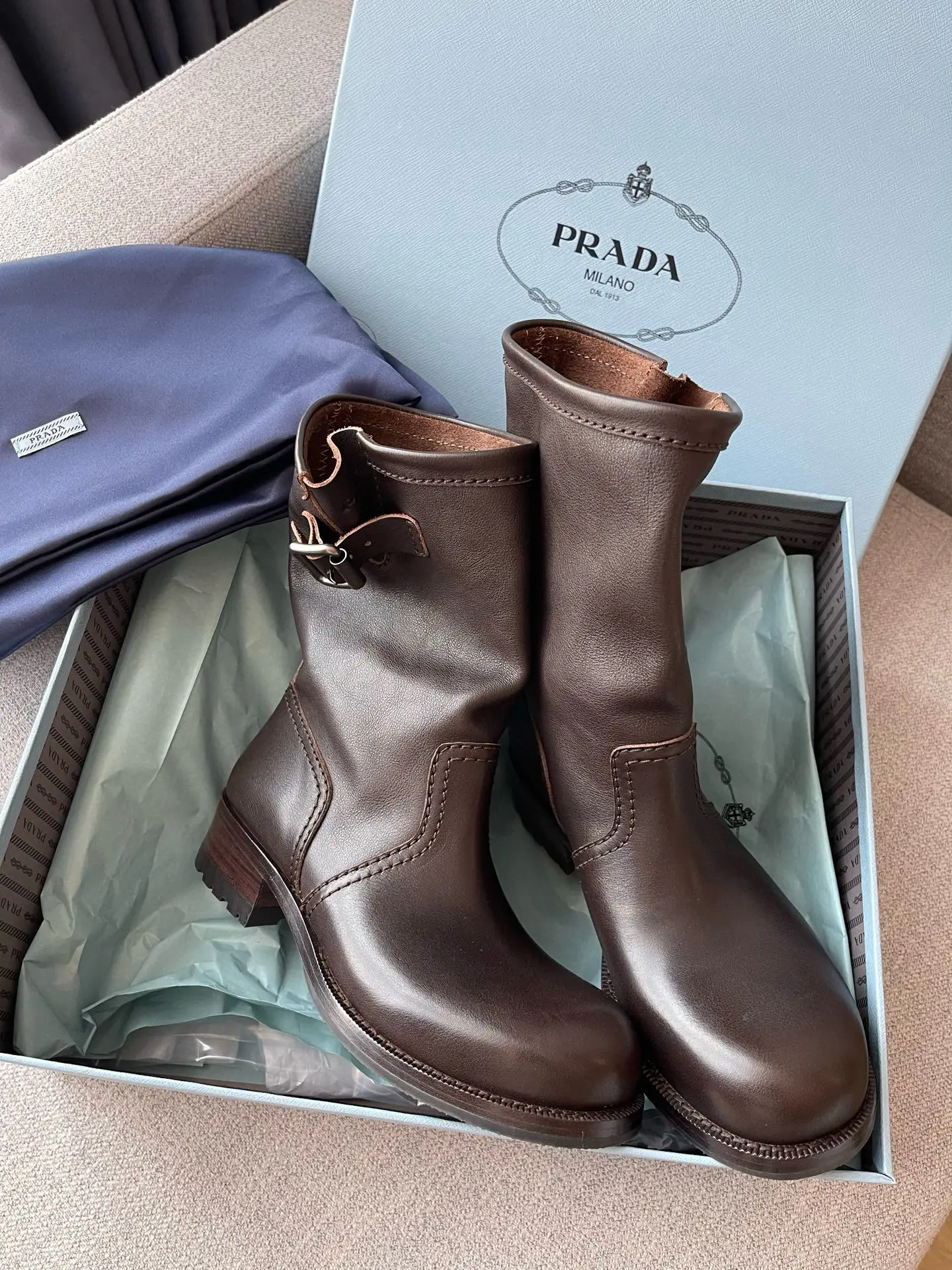 Limited-edition retro modern Prada cowhide ankle boots with heels 6 Limited-edition retro modern Prada cowhide ankle boots with heels (6)