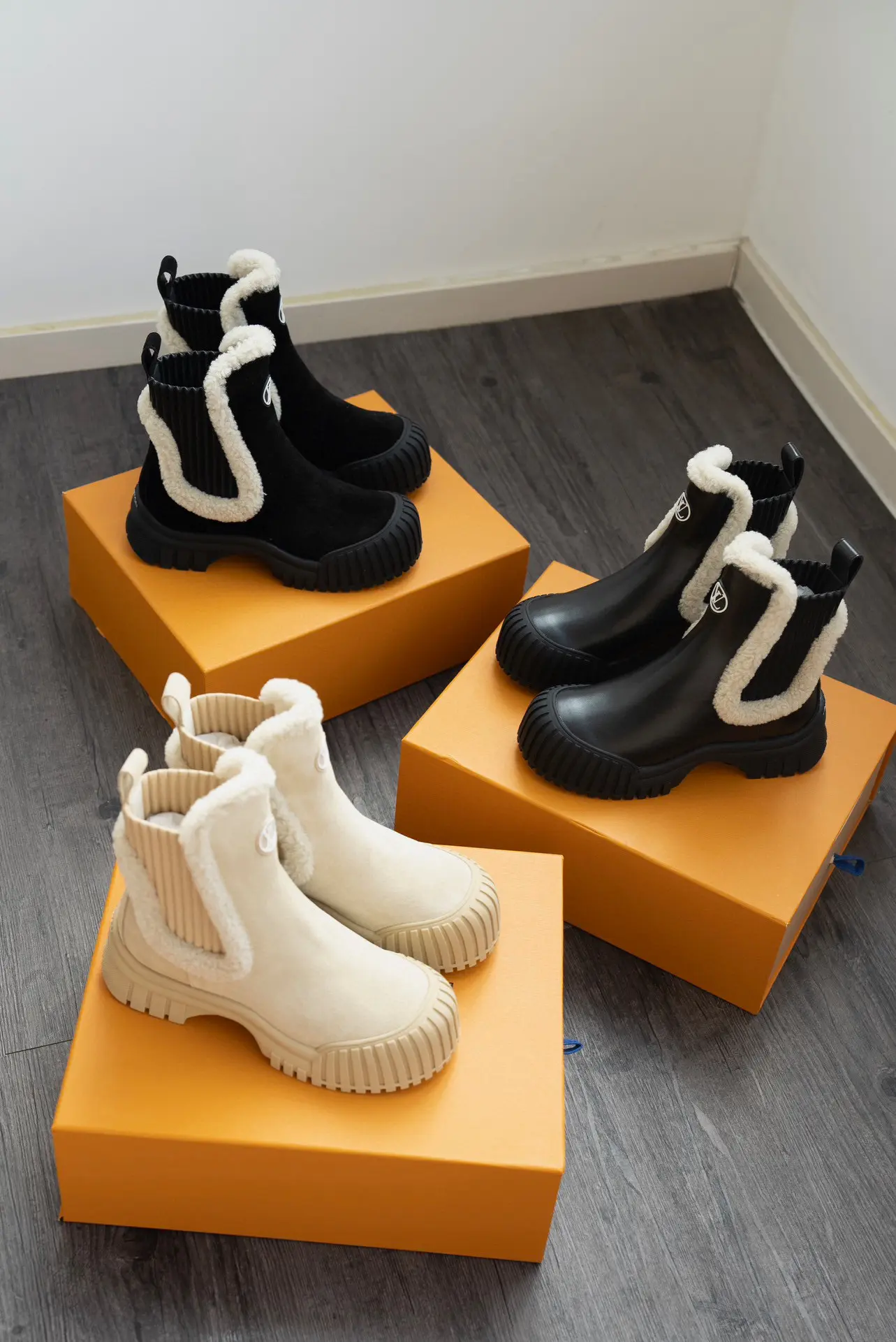 LV Donkey Brand Louis Vuitton L's leather and shearling thick-soled wool boots 1 LV Donkey Brand Louis Vuitton L's leather and shearling thick-soled wool boots (1)